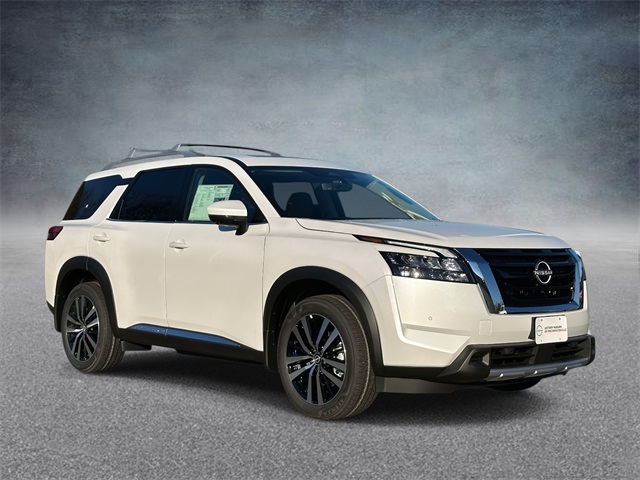 2025 Nissan Pathfinder Platinum's photo