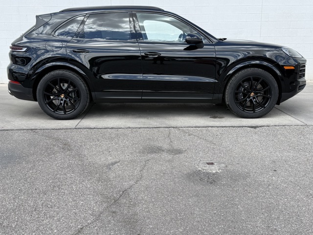 2025 Porsche Cayenne Base photo 8