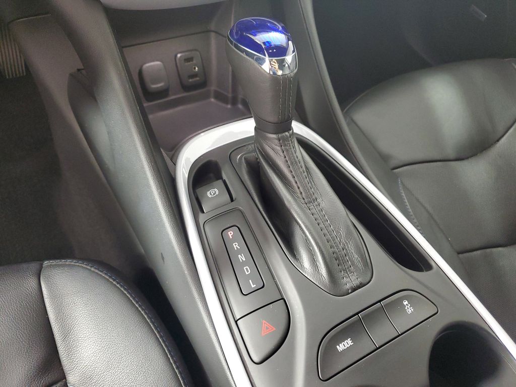 2016 Chevrolet Volt LT photo 18