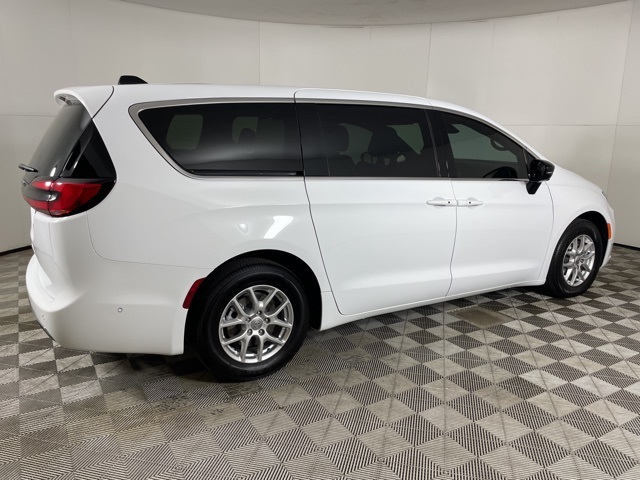 2025 Chrysler Pacifica photo 8