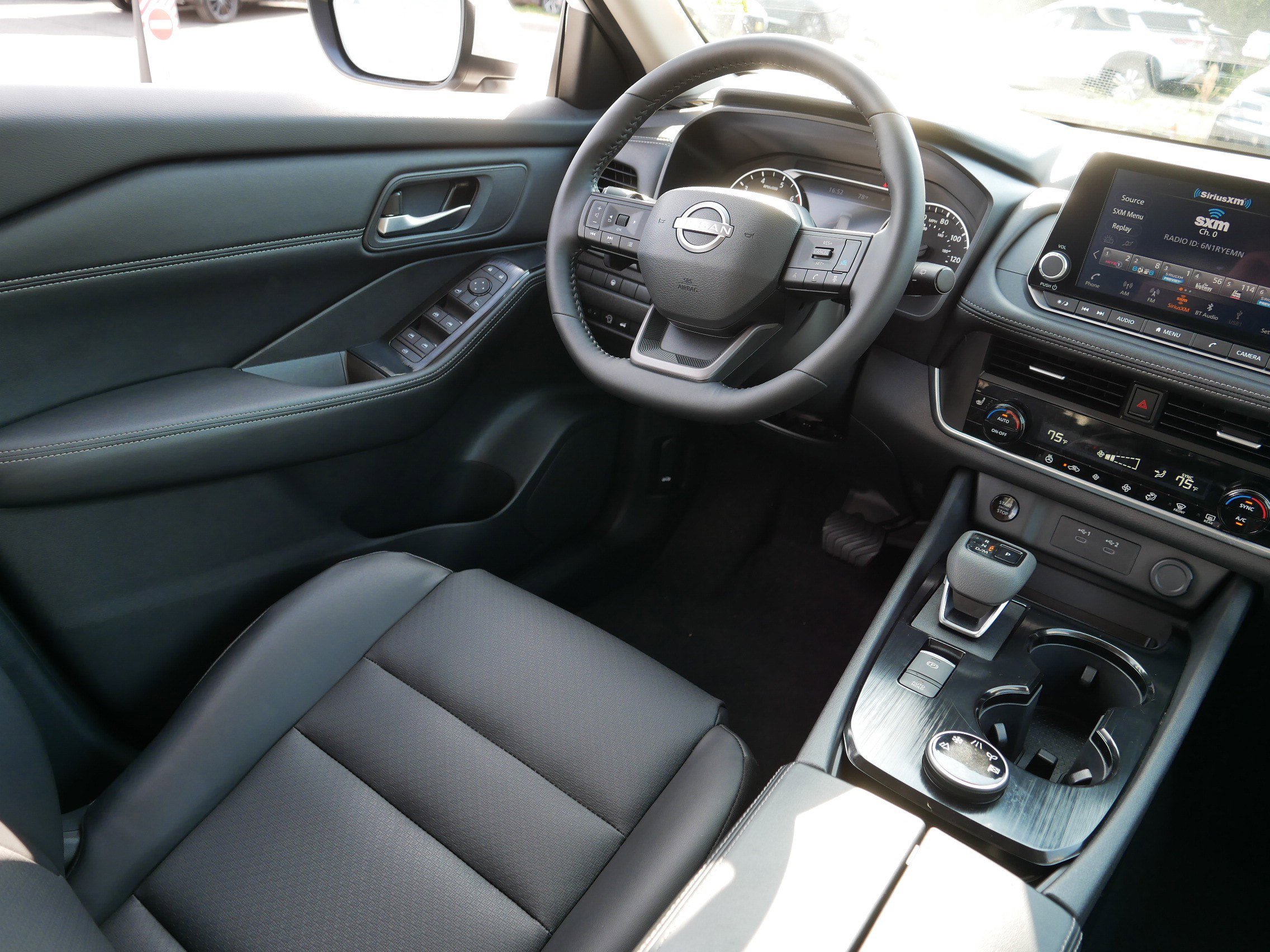 2025 Nissan Rogue SV photo 7
