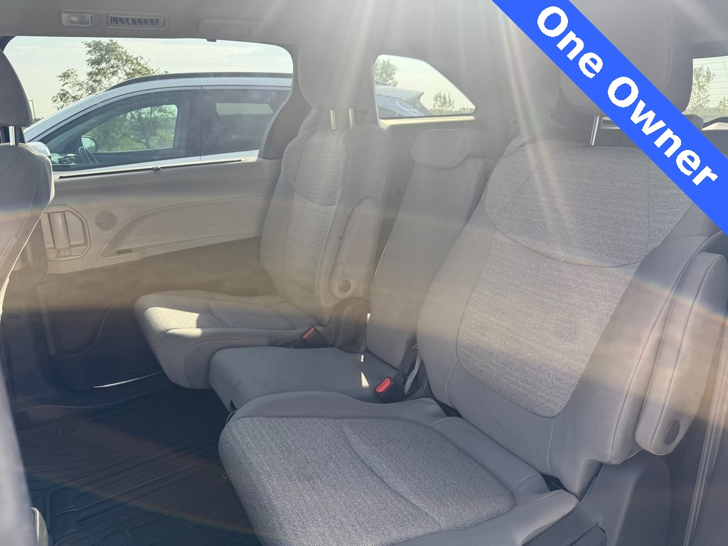 2021 Toyota Sienna LE photo 10