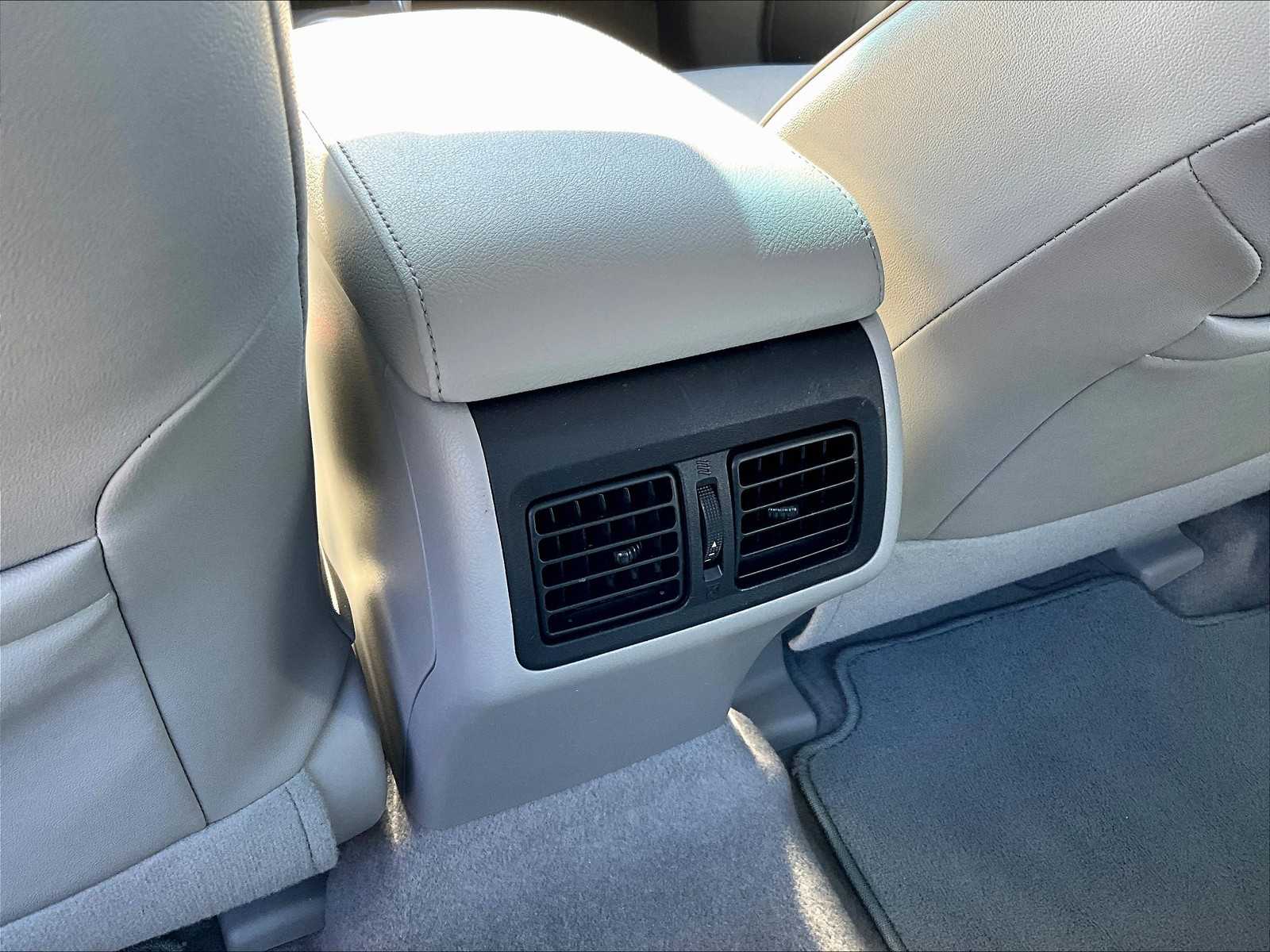 2016 Toyota Camry XLE photo 28
