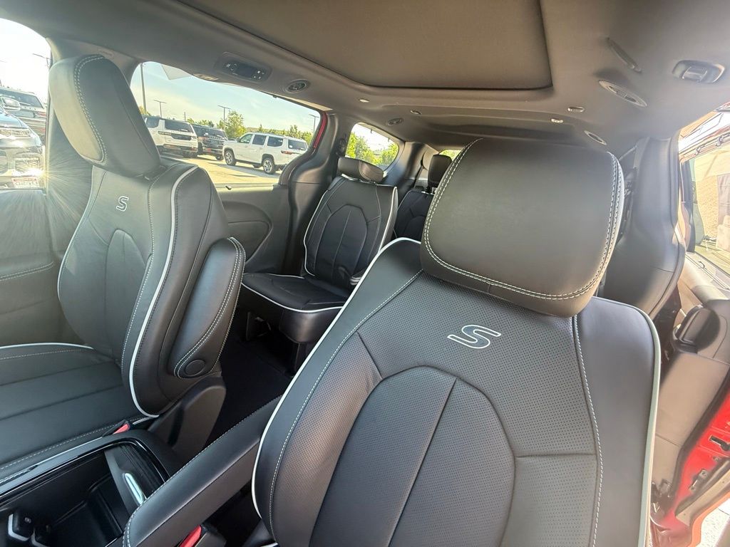 2025 Chrysler Pacifica Limited photo 22