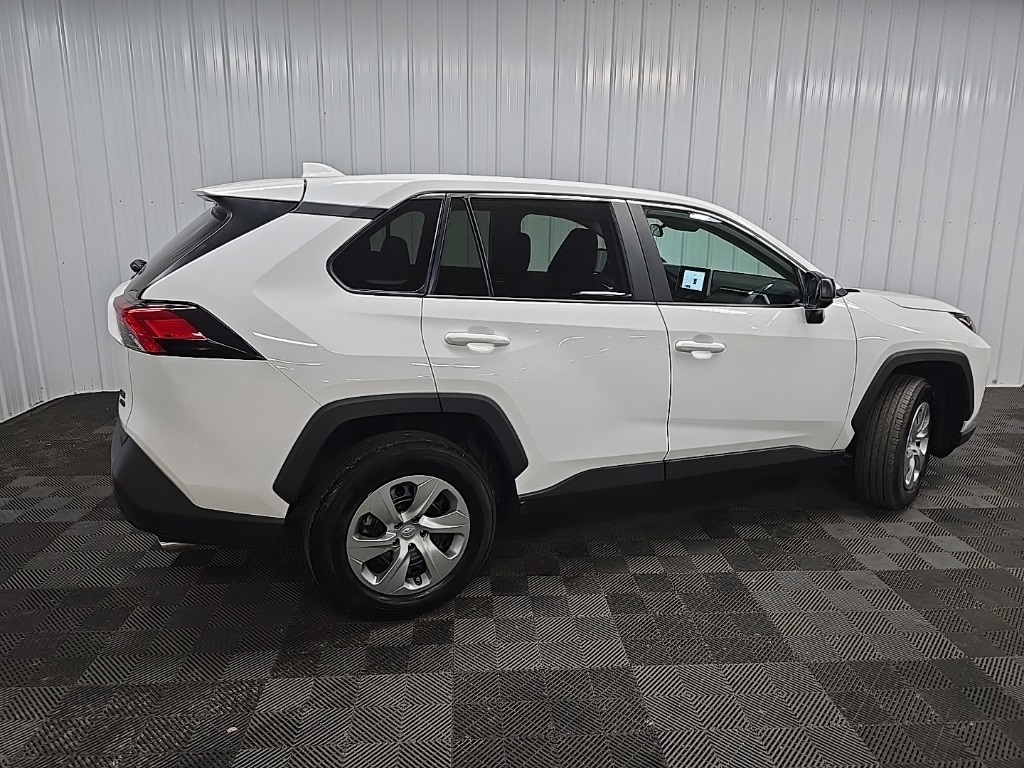 2023 Toyota RAV4 LE photo 3