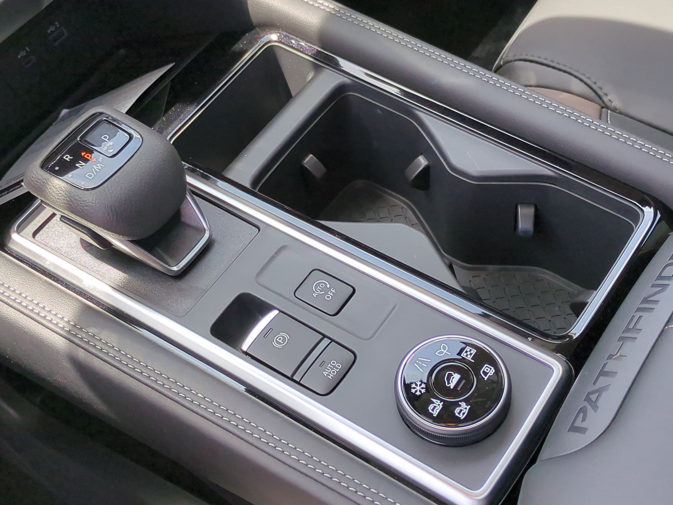 2025 Nissan Pathfinder Platinum photo 12