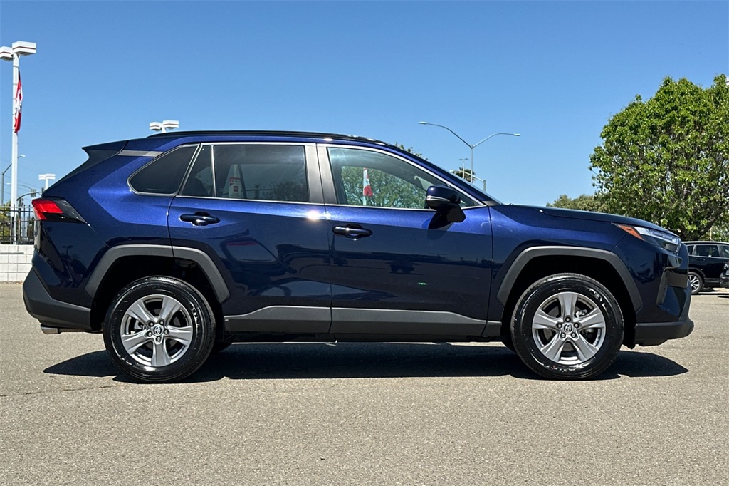 2024 Toyota RAV4 XLE photo 3