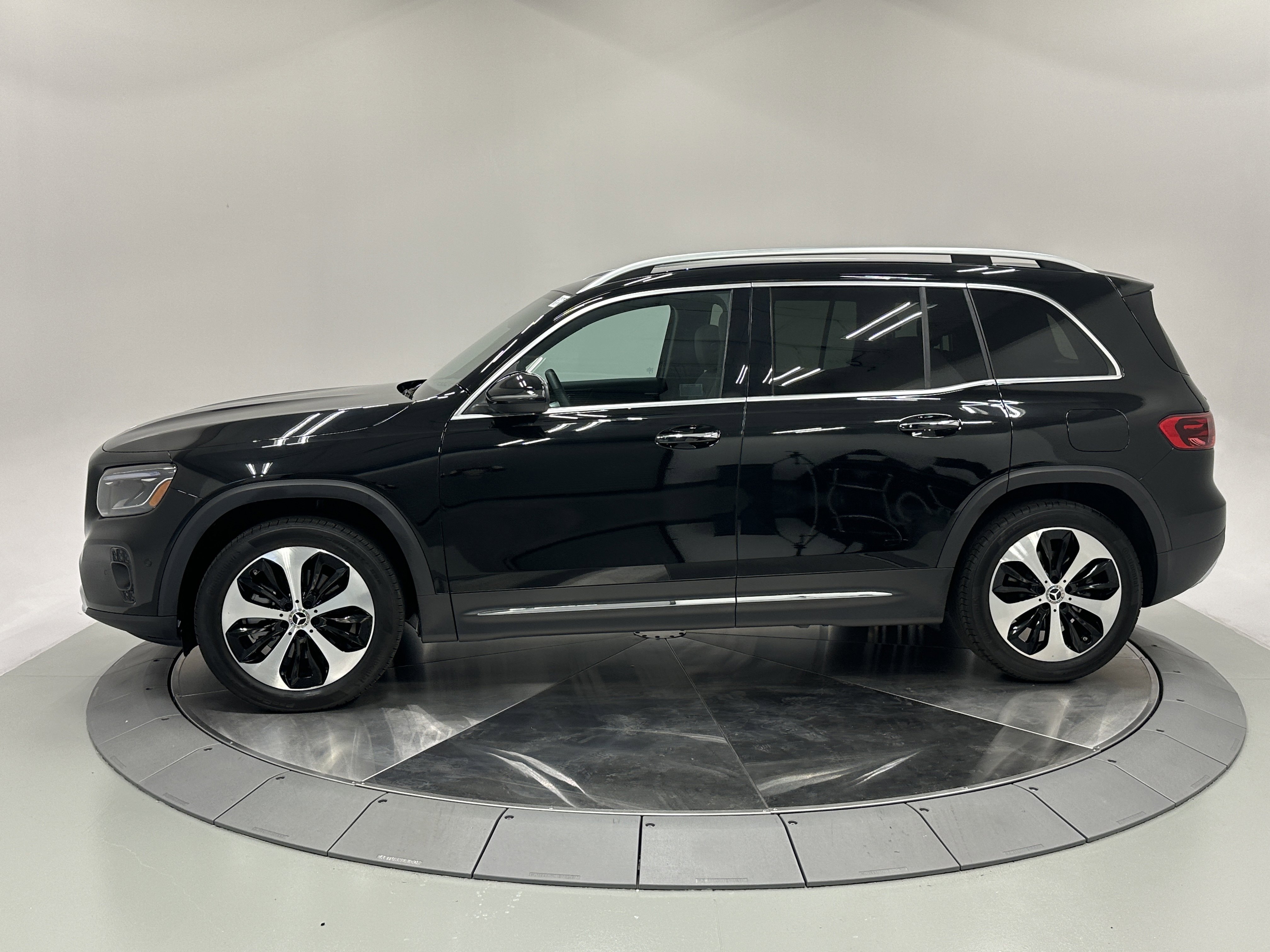 2024 Mercedes Benz GLB 250 4MATIC photo 4