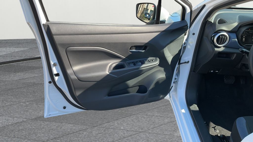 2025 Nissan Versa 1.6 SV photo 9