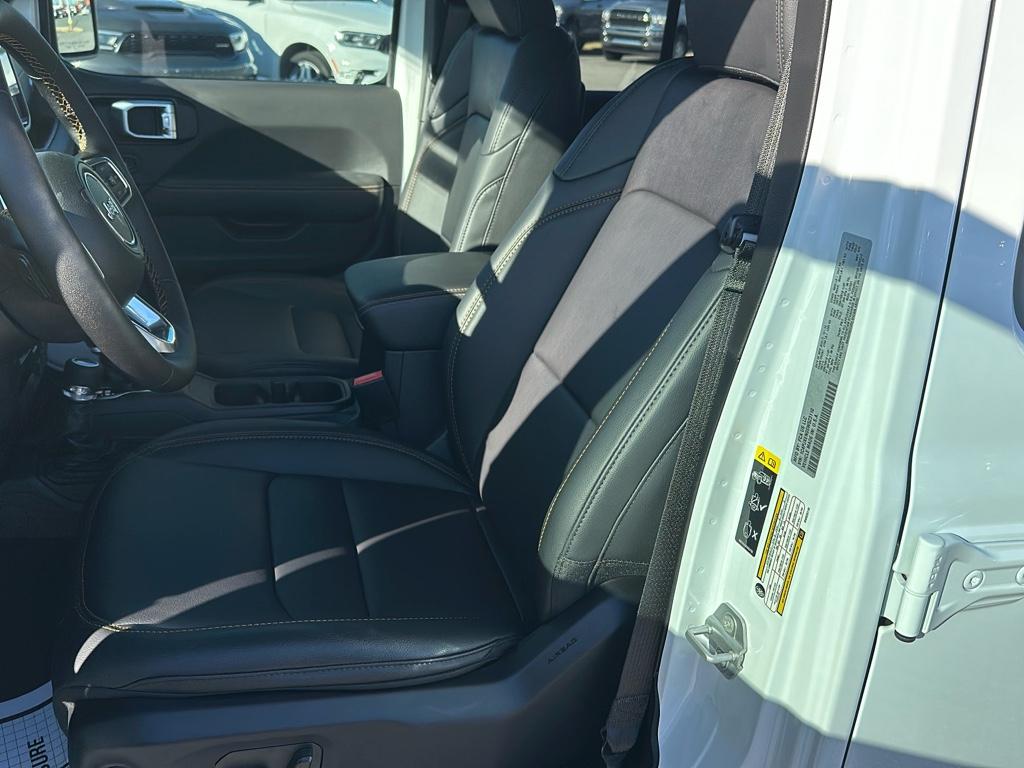 2025 Jeep Wrangler Sahara photo 23