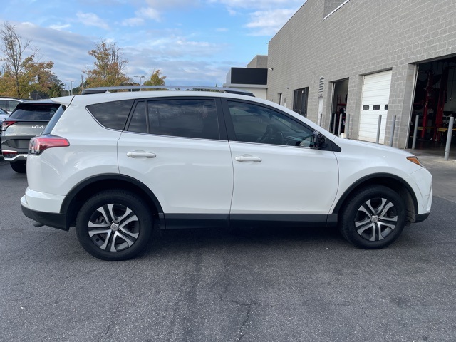 2017 Toyota RAV4 LE photo 3