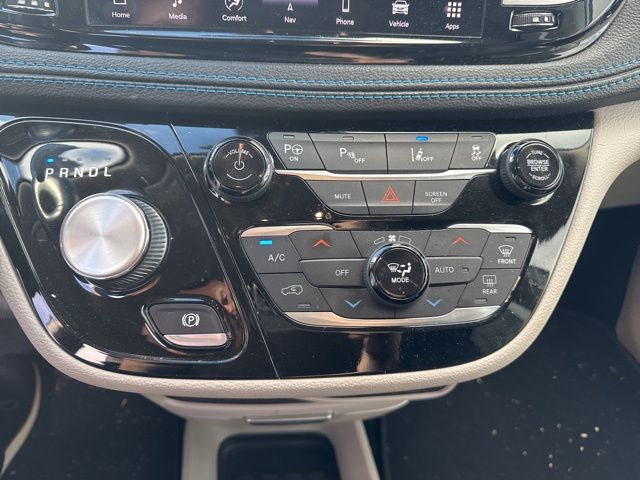 2021 Chrysler Pacifica Hybrid Touring L photo 12