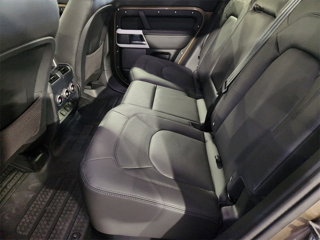 2024 Land Rover Defender 110 S photo 26