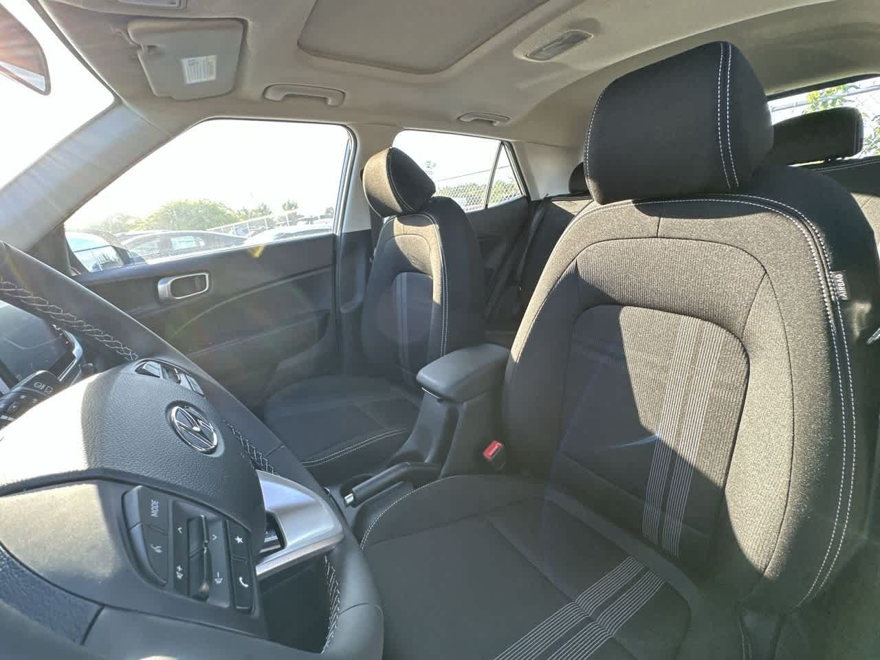 2025 Hyundai Venue SEL photo 14