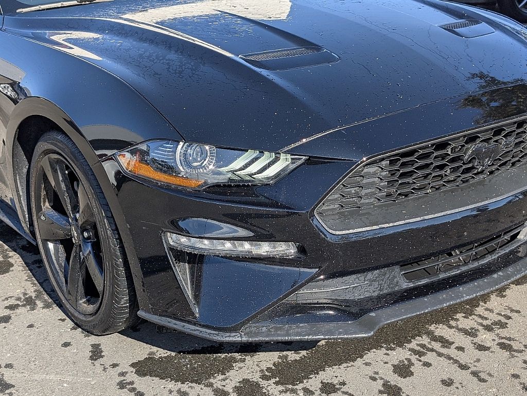2022 Ford Mustang EcoBoost photo 2