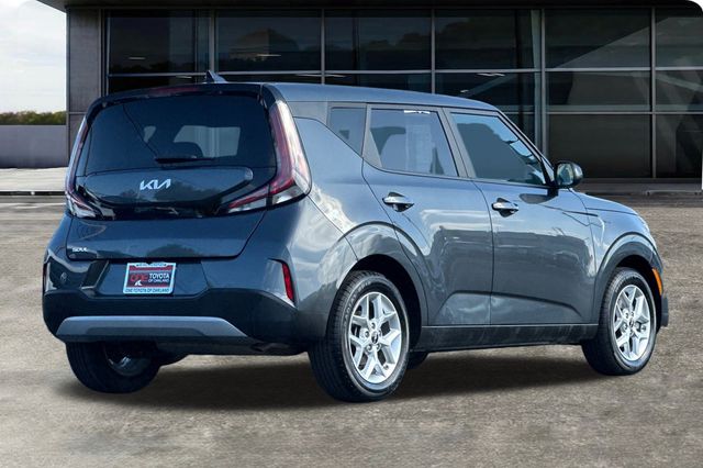 2023 Kia Soul LX photo 2