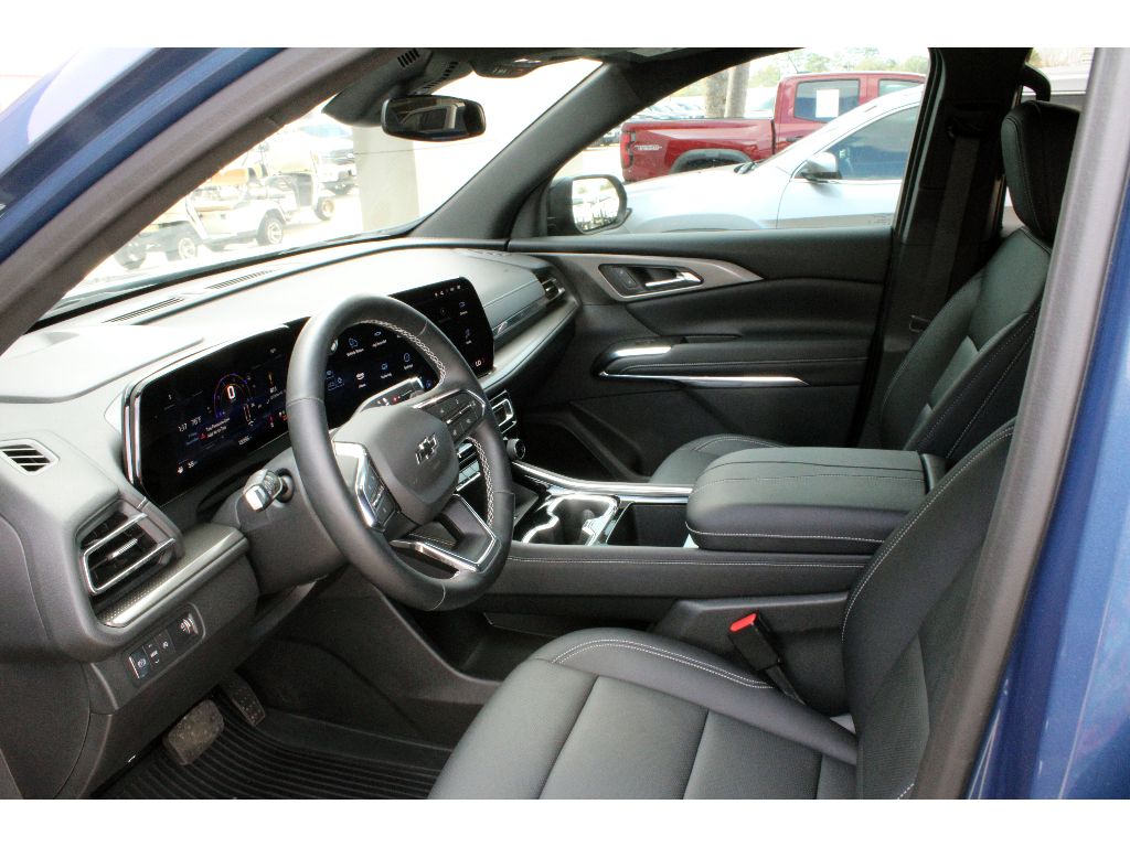 2025 Chevrolet Traverse photo 4