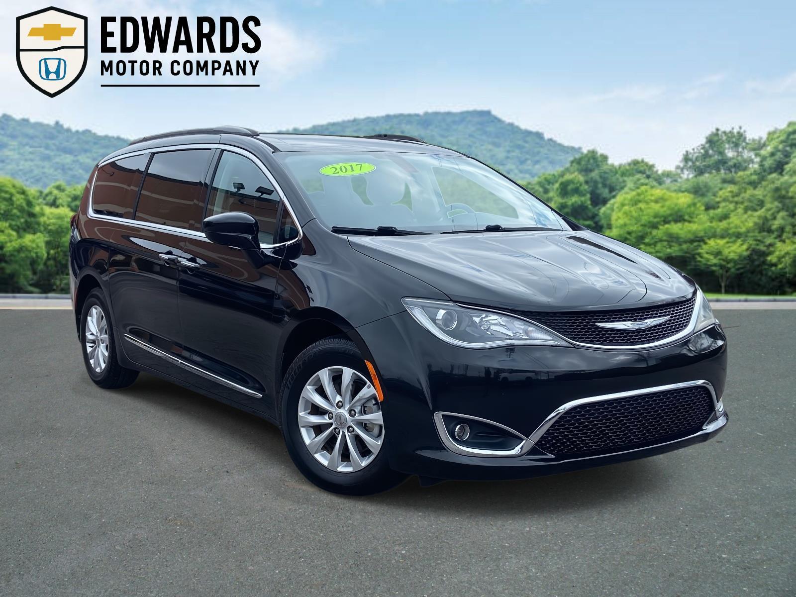 2017 Chrysler Pacifica Touring-L's photo