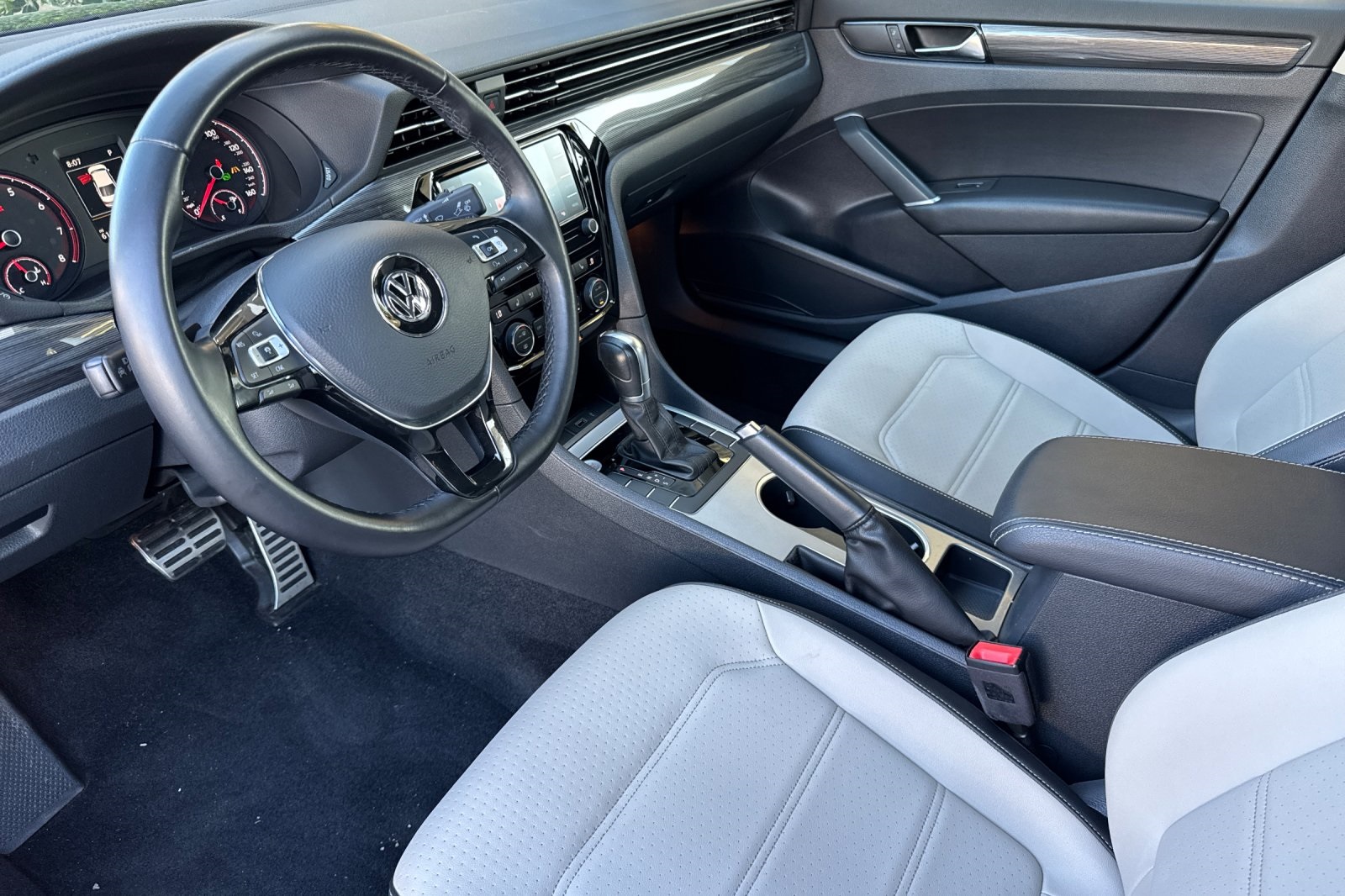 2020 Volkswagen Passat 2.0T R-Line photo 9