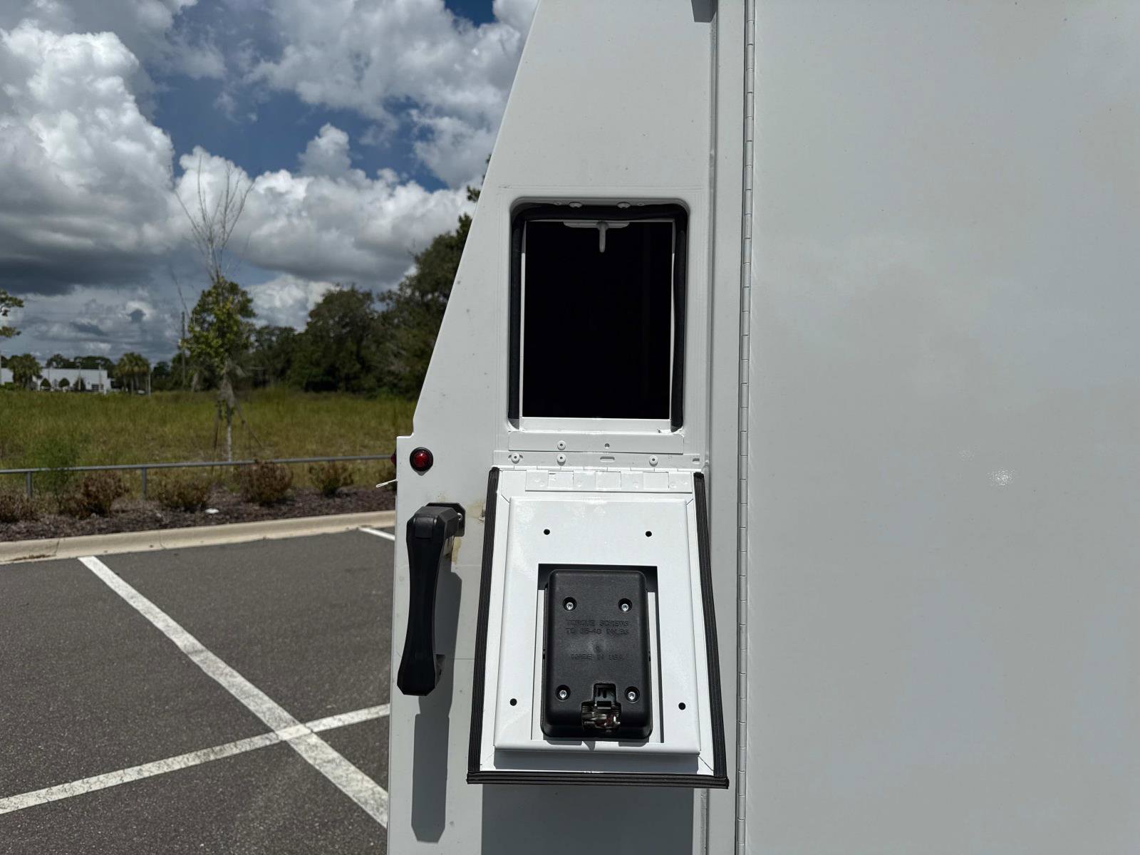 2025 Chevrolet Express Cutaway 3500 photo 7