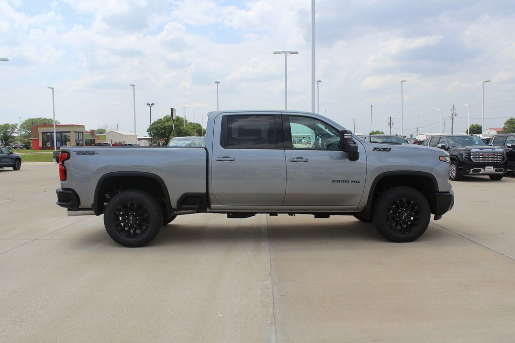 2025 Chevrolet Silverado 2500HD LTZ photo 2