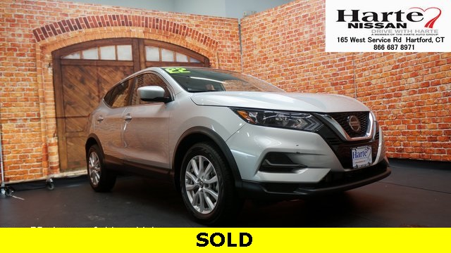 2022 Nissan Rogue Sport S's photo