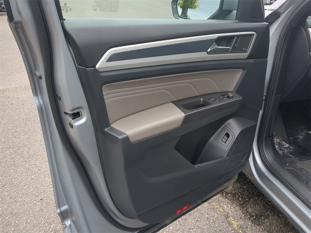 2022 Volkswagen Atlas Cross Sport V6 SEL Premium R-Line photo 6