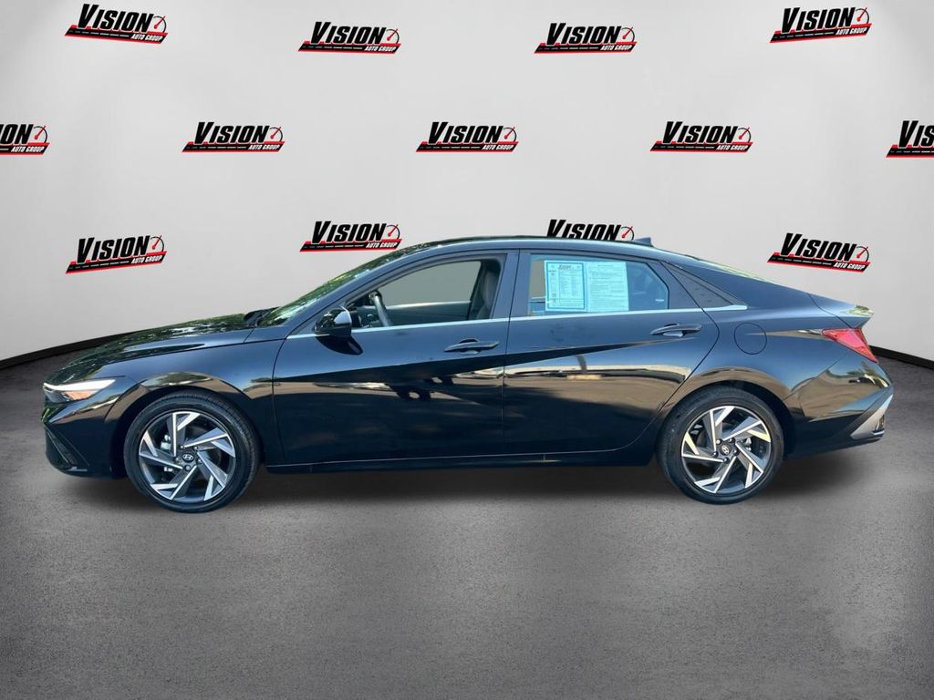 2025 Hyundai Elantra SEL Convenience photo 8