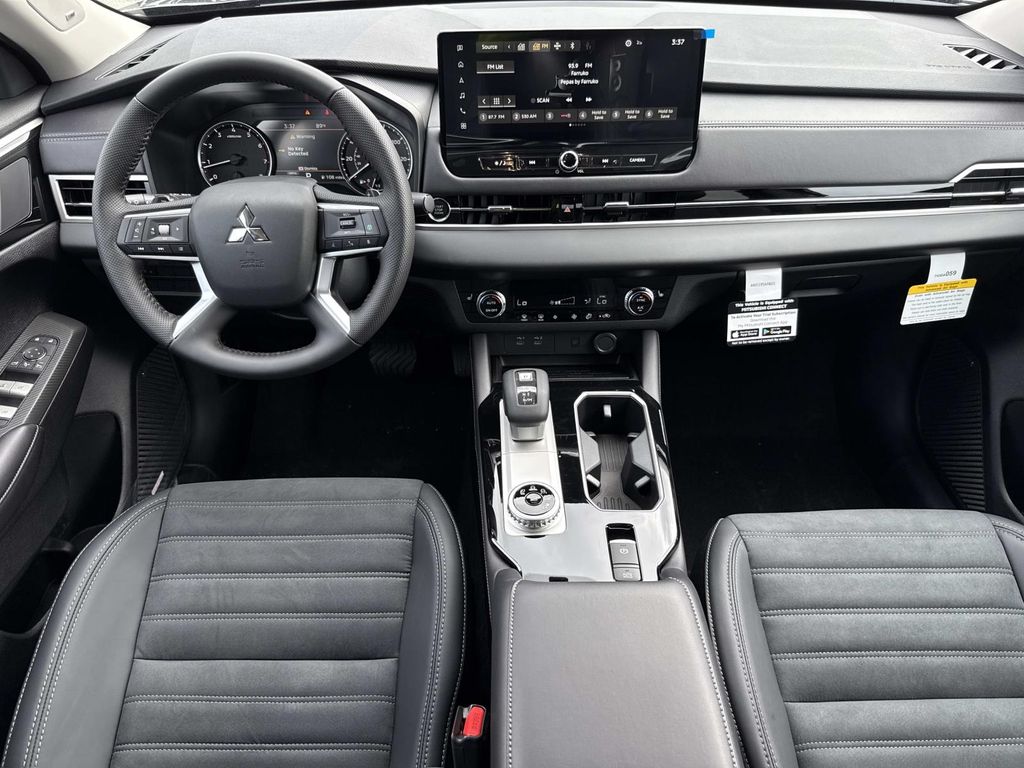 2025 Mitsubishi Outlander SE photo 15
