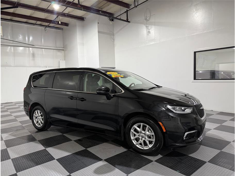 2023 Chrysler Pacifica Touring L's photo