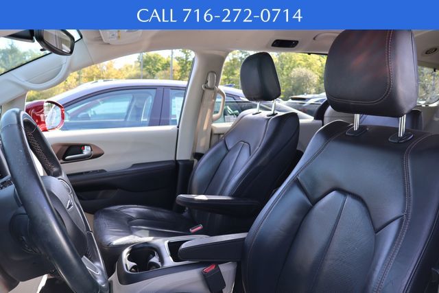 2018 Chrysler Pacifica Touring L photo 3