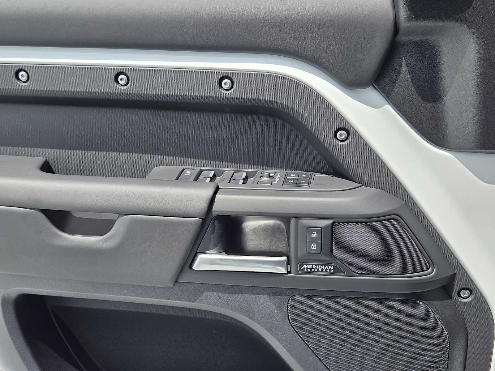 2025 Land Rover Defender 110 X-Dynamic SE photo 20