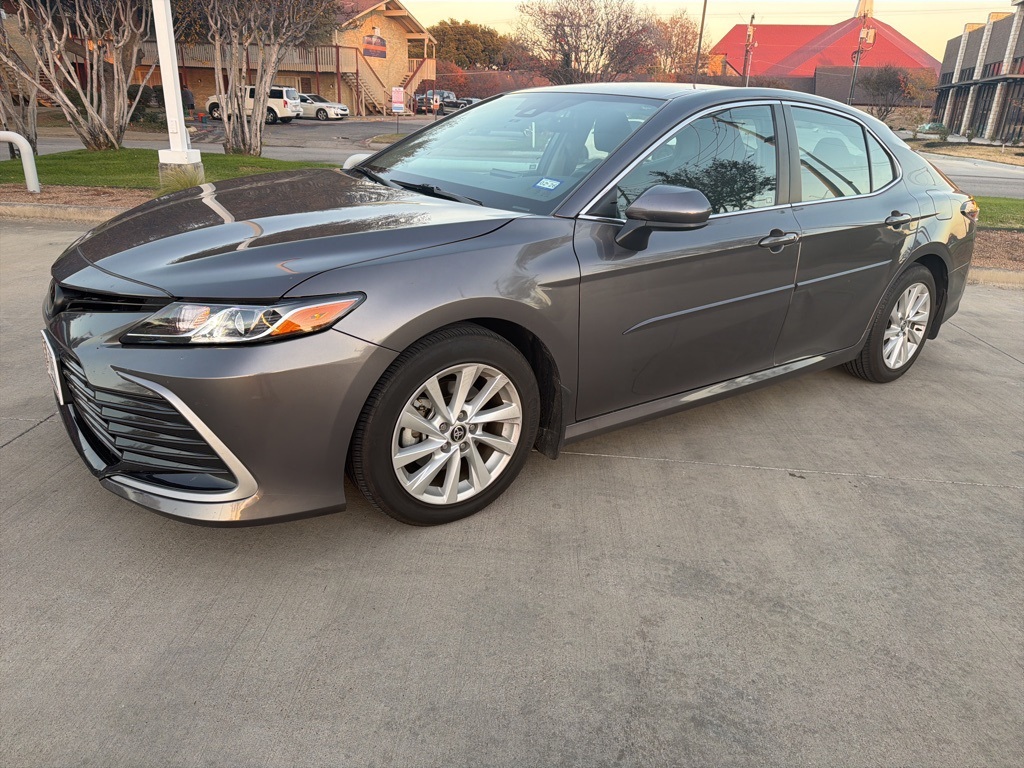 2023 Toyota Camry LE's photo