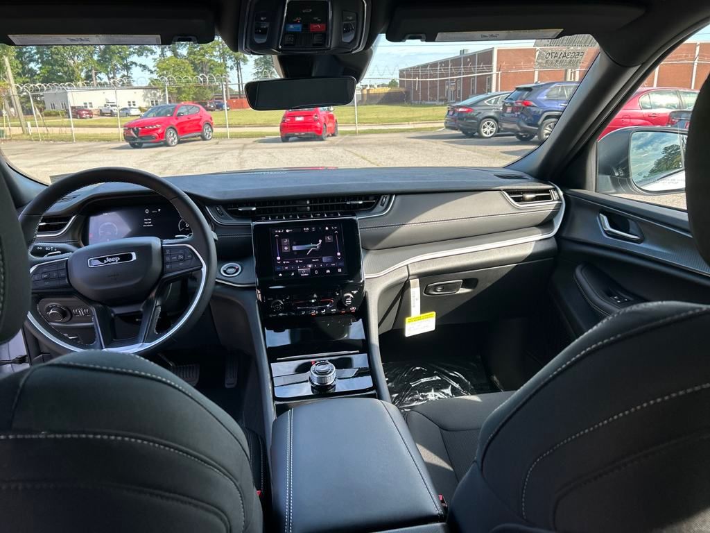 2025 Jeep Grand Cherokee Laredo Altitude photo 19