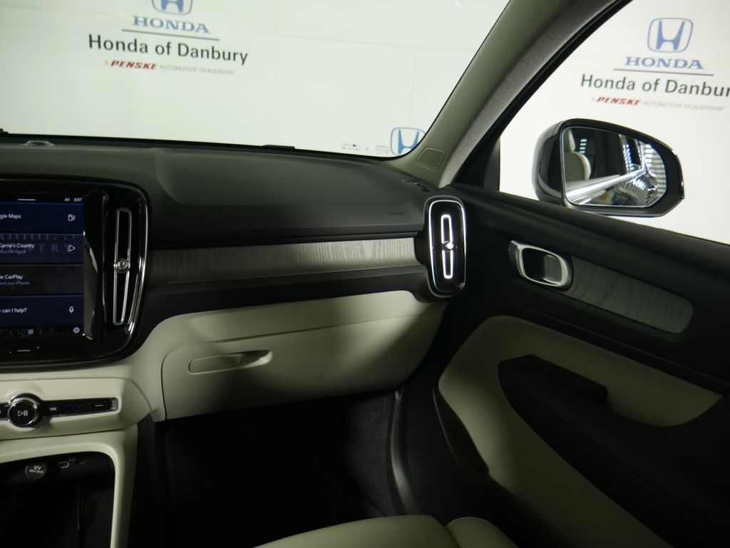2023 Volvo XC40 Plus photo 13