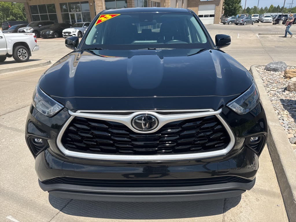 2023 Toyota Highlander LE photo 2
