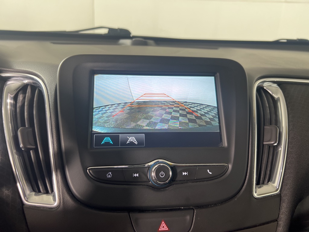 2017 Chevrolet Malibu 1LT photo 2