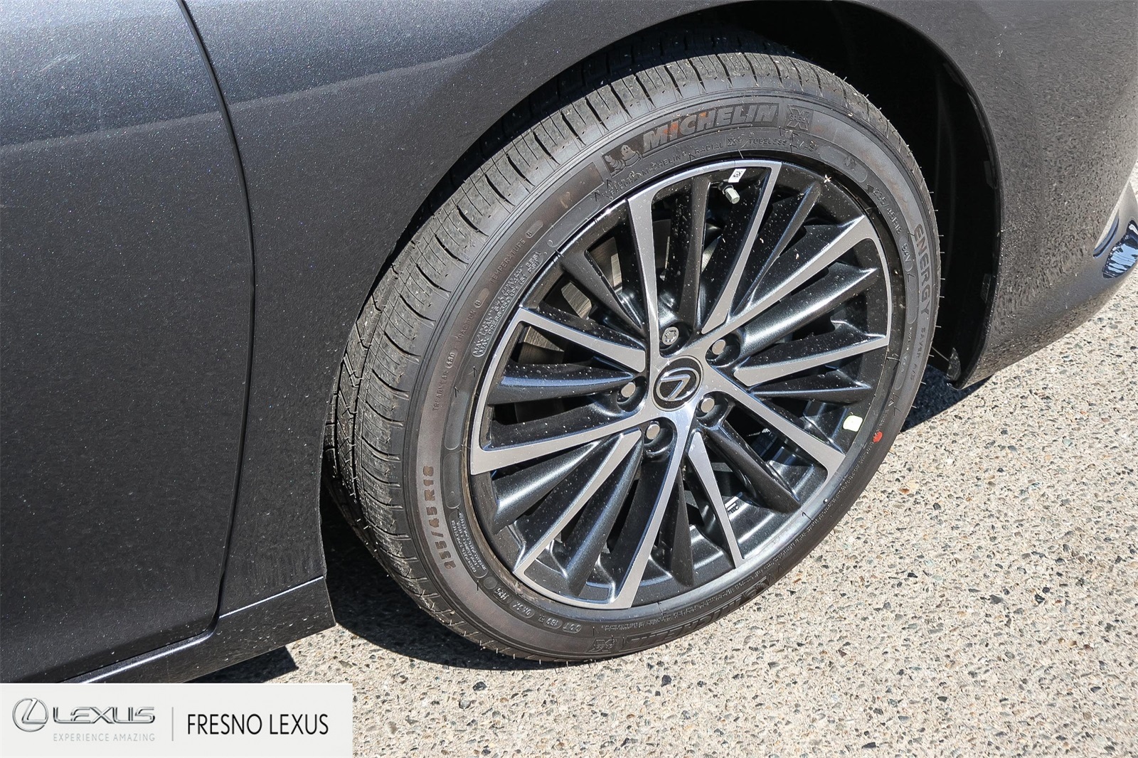 2025 Lexus ES 300h photo 9