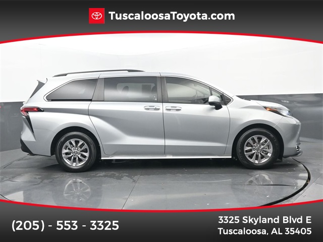 2022 Toyota Sienna XLE's photo
