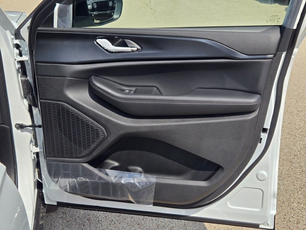 2025 Jeep Grand Cherokee Laredo photo 2
