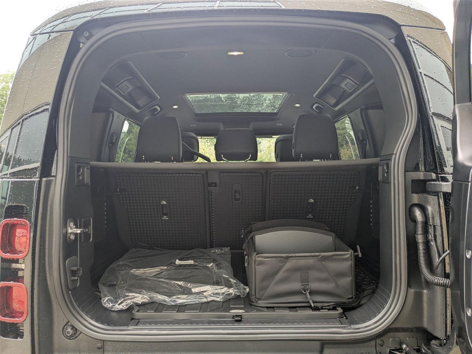 2025 Land Rover Defender 110 X-Dynamic SE photo 25