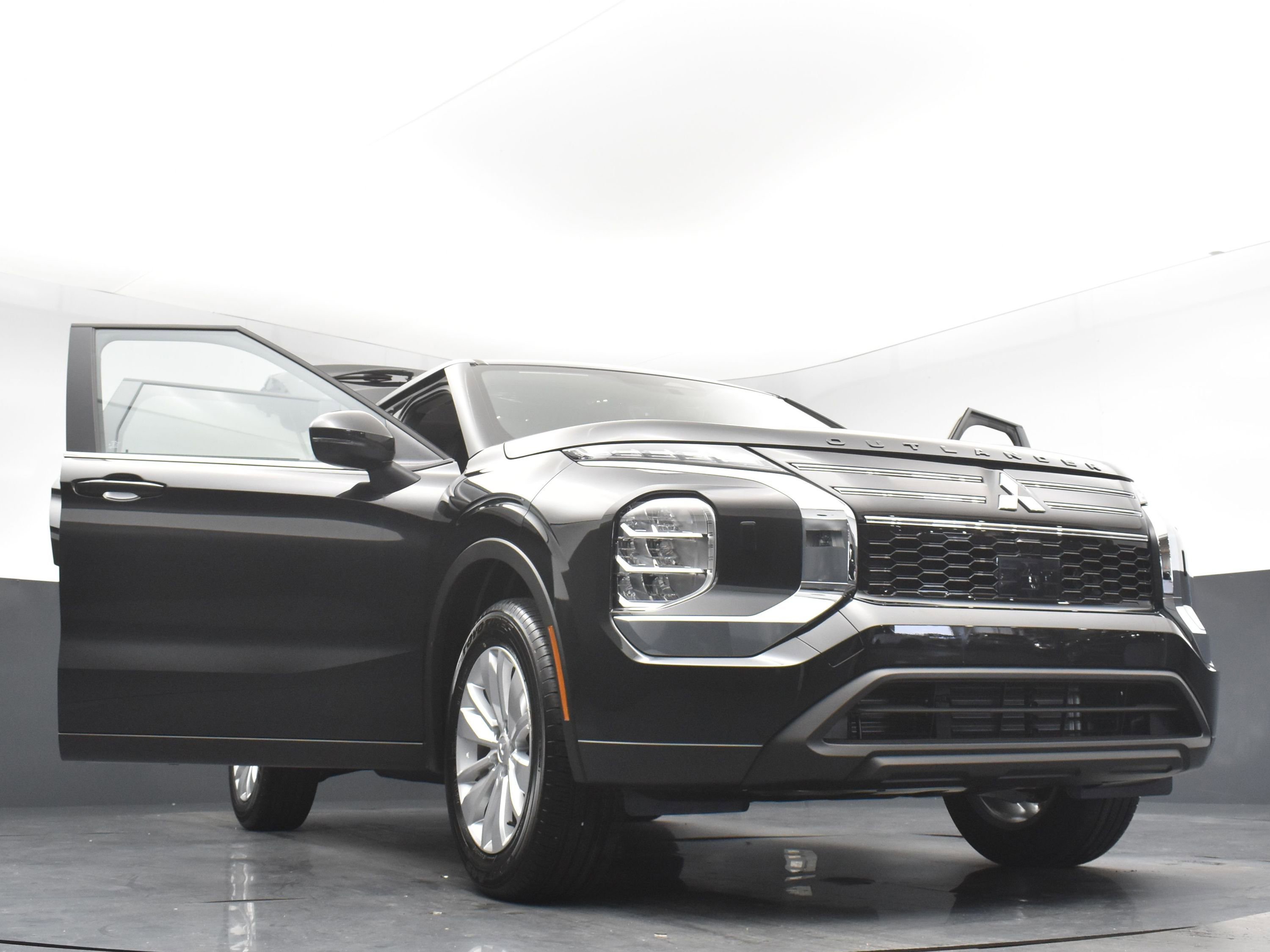 2025 Mitsubishi Outlander ES photo 32