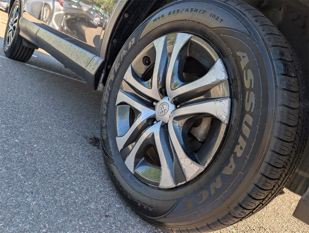 2017 Toyota RAV4 LE photo 8