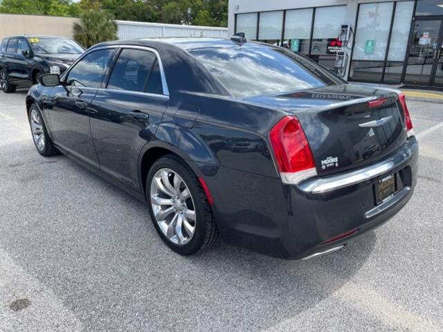 2019 Chrysler 300 Touring L photo 4