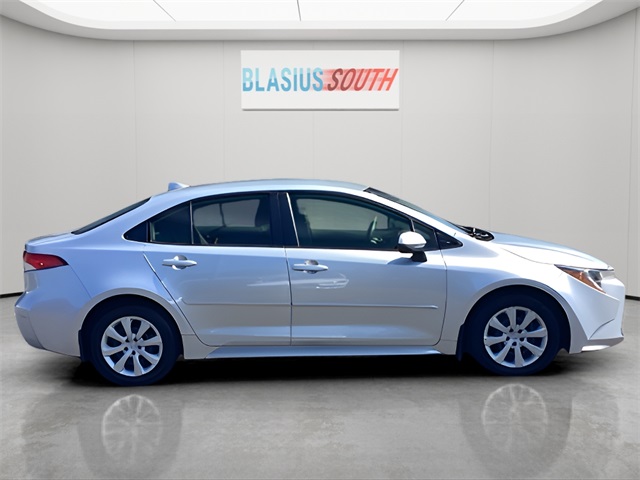 2022 Toyota Corolla LE photo 2