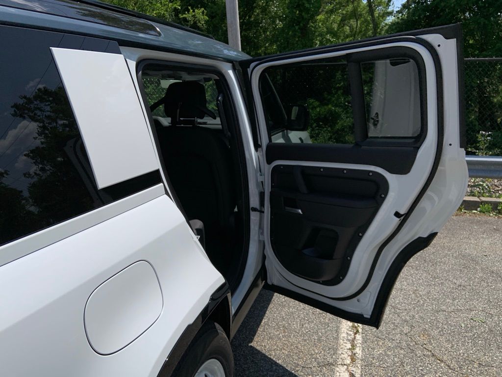 2025 Land Rover Defender 110 S photo 13