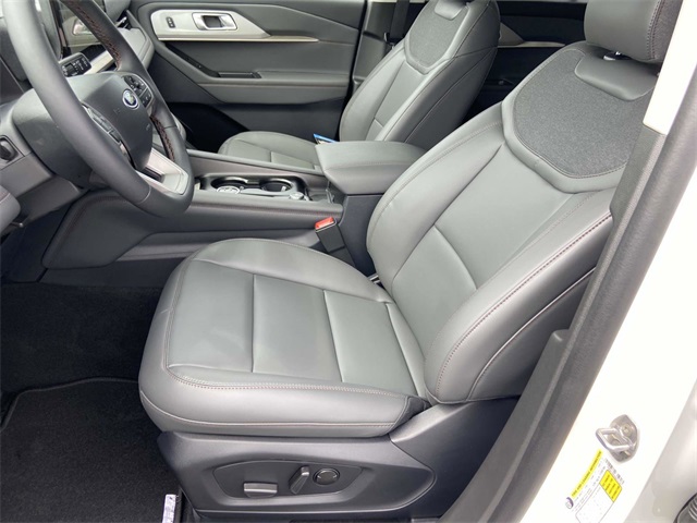 2025 Ford Explorer photo 6