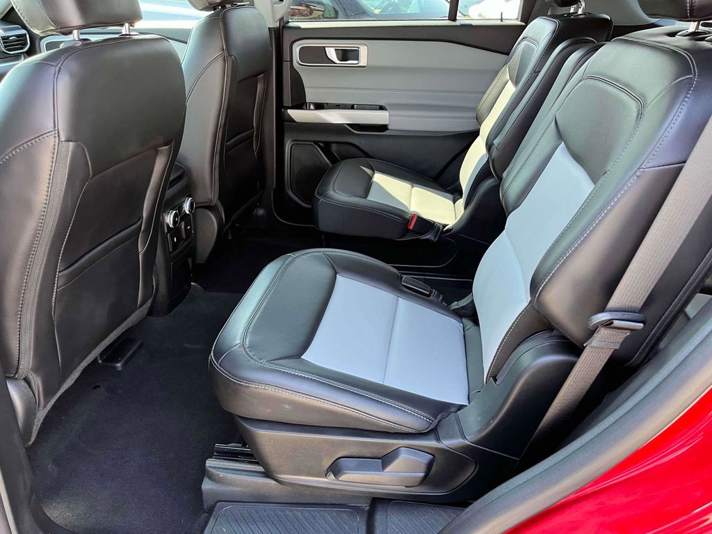 2024 Ford Explorer XLT photo 2