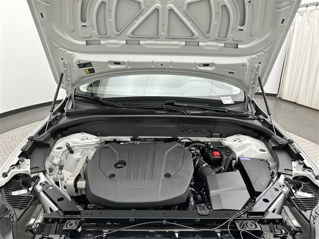 2025 Volvo XC60 B5 Plus photo 17