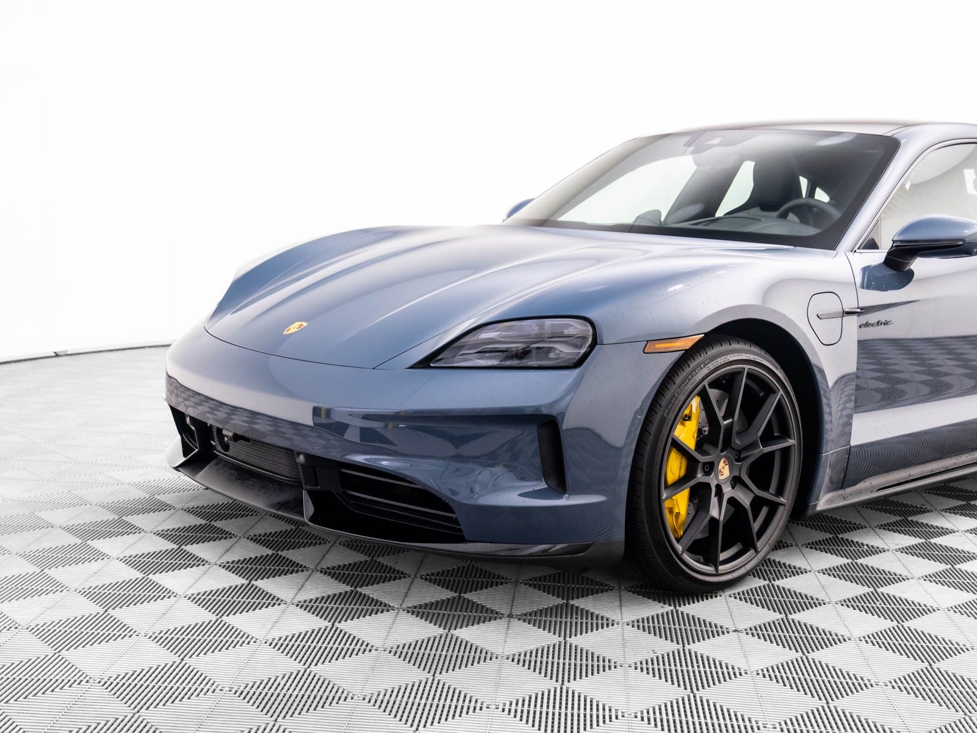 2025 Porsche Taycan GTS photo 33